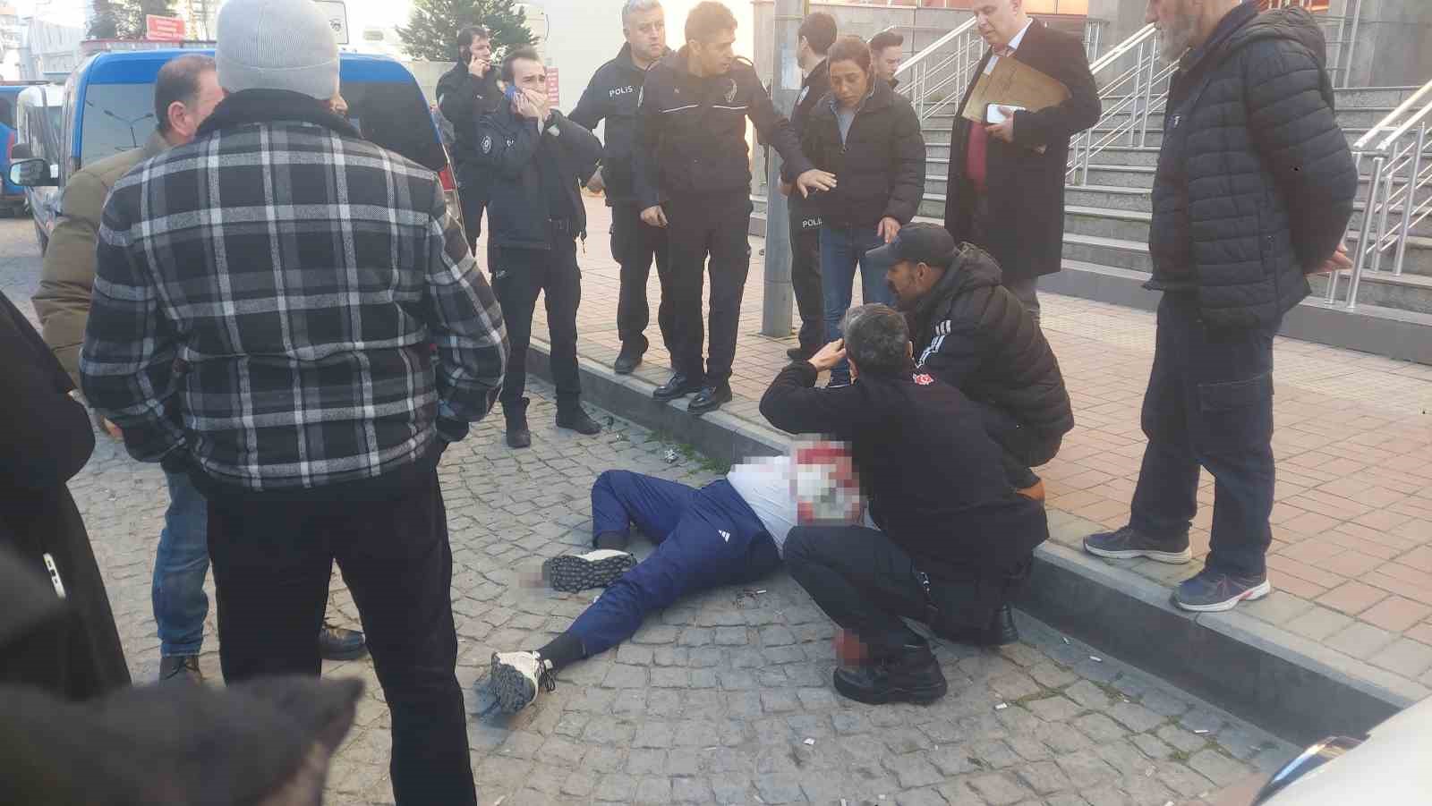 Kendisine istismarda bulunduğunu iddia ettiği şahsı adliye önünde kalbinden bıçakladı 7 kendisine istismarda bulundugunu iddia ettigi sahsi adliye onunde kalbinden bicakladi 3 DBal1DGi