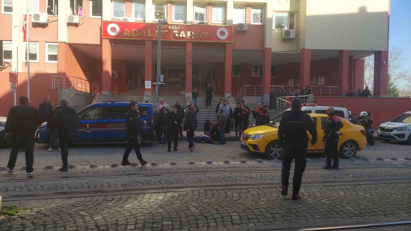 Kendisine istismarda bulunduğunu iddia ettiği şahsı adliye önünde kalbinden bıçakladı 9 kendisine istismarda bulundugunu iddia ettigi sahsi adliye onunde kalbinden bicakladi 5 XyvkRqlX