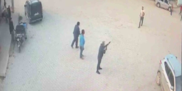 kendisine-silah-dogrultan-adamin-uzerine-yuruyup-bicakla-oldurdu-KWIb3rqi.jpg