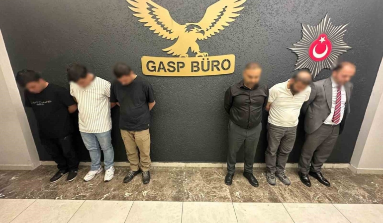 kendisini-cumhur-ittifaki-ocaklari-genel-baskani-olarak-tanitan-supheli-ile-diger-5-supheli-serbest-Au1DI4VY.jpg