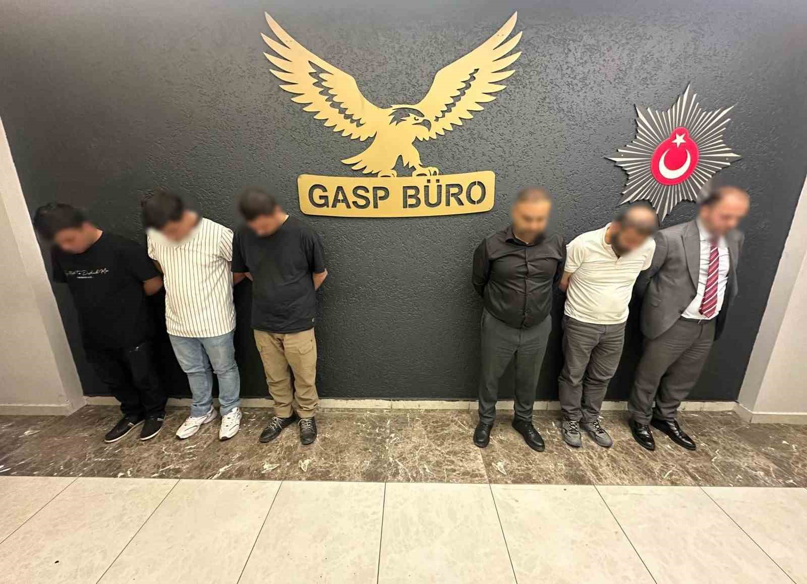 Kendisini "Cumhur İttifakı Ocakları Genel Başkanı" olarak tanıtan şüpheli ile diğer 5 şüpheli serbest bırakıldı 4 kendisini cumhur ittifaki ocaklari genel baskani olarak tanitan supheli ile diger 5 supheli serbest IDfjbSjB