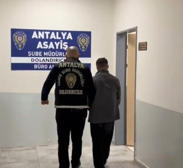 kendisini mit gorevlisi olarak tanitip vatandasi dolandiran supheli sucustu yakalandi 0 E59sdupp
