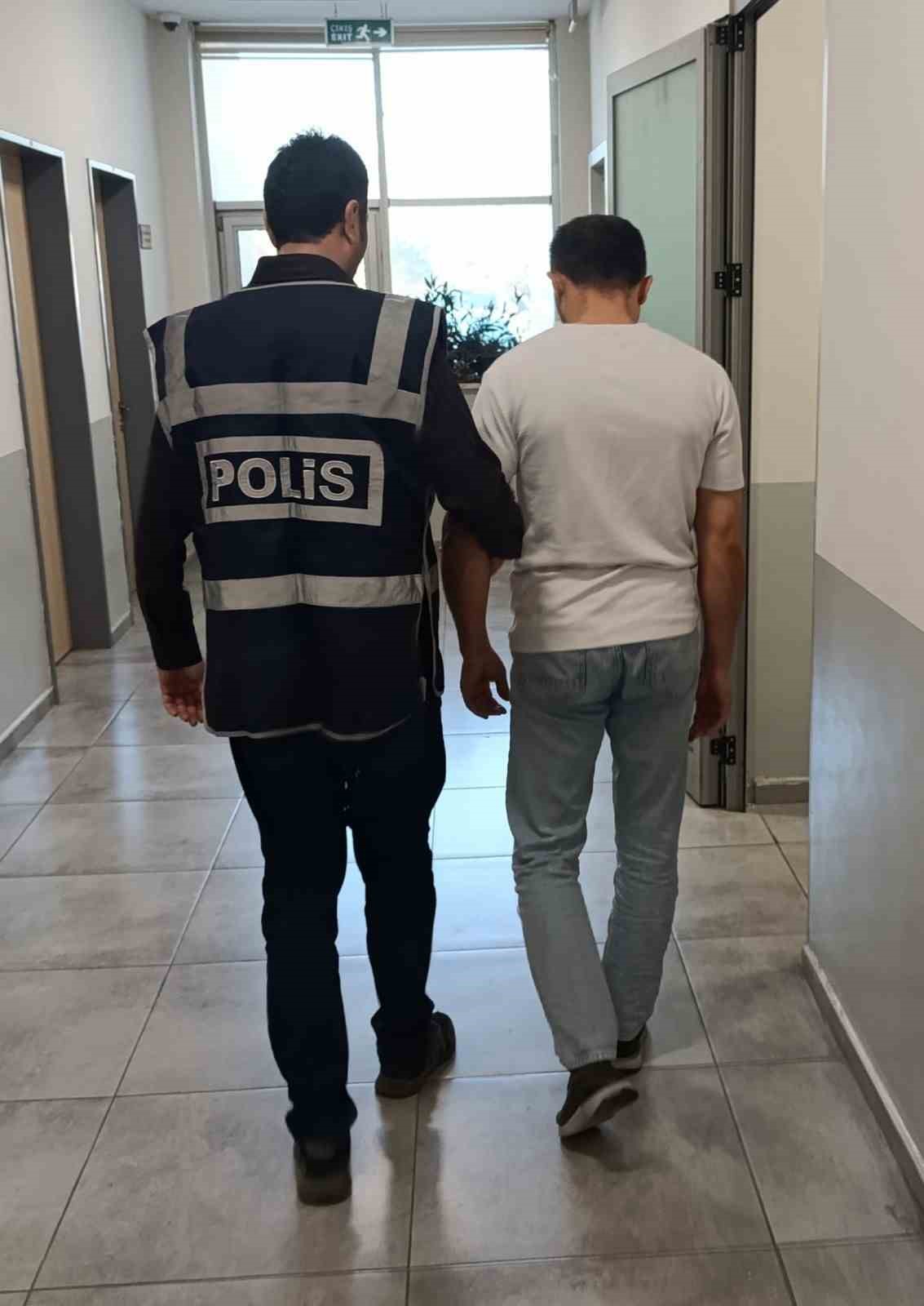 kendisini polis ve savci olarak tanitip 3 milyon 300 bin liralik vurgun yapti 0 72NNTvlA