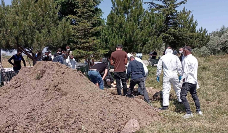 kene-tutunmasi-sonucu-olen-dursun-almamis-kkka-tedbirleri-alinarak-defnedildi-3DbXuiUQ.jpg