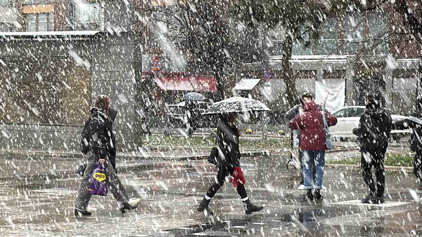 kent merkezinde lapa lapa yagan kar havadan goruntulendi 4 rq223QMg