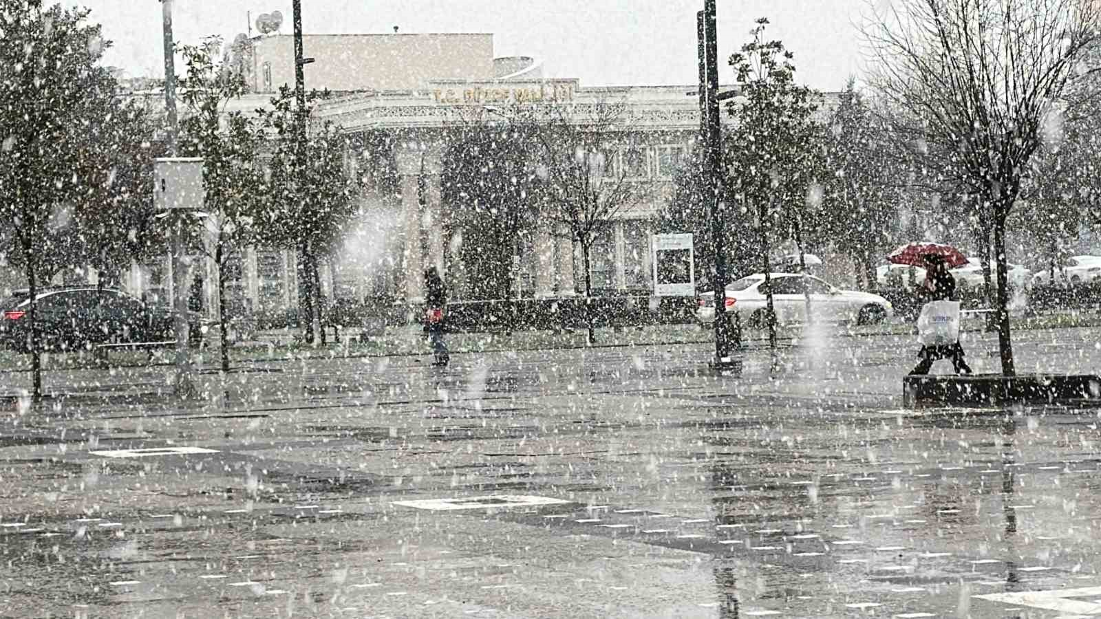 kent merkezinde lapa lapa yagan kar havadan goruntulendi 5 wzDyiXJl