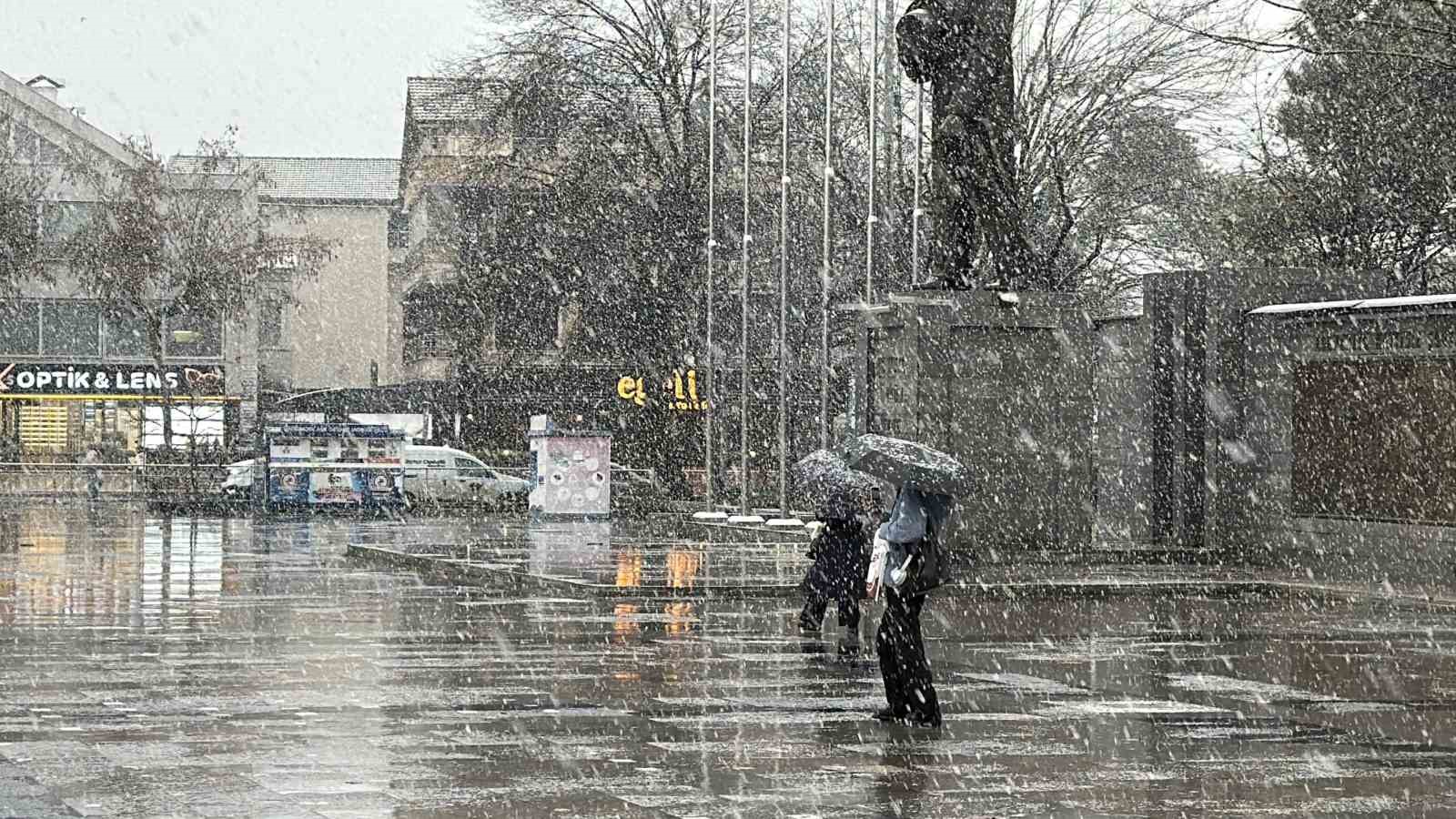 kent merkezinde lapa lapa yagan kar havadan goruntulendi 6
