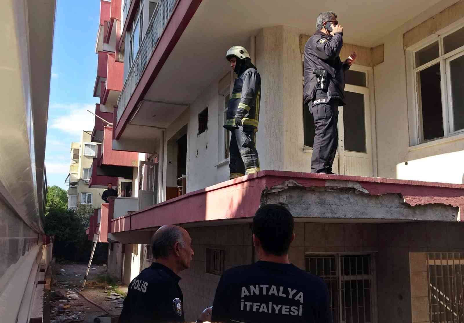 kentsel donusum icin bosaltilan binadaki yanginda erkek cesedi cikti 0 tTn1Gduk