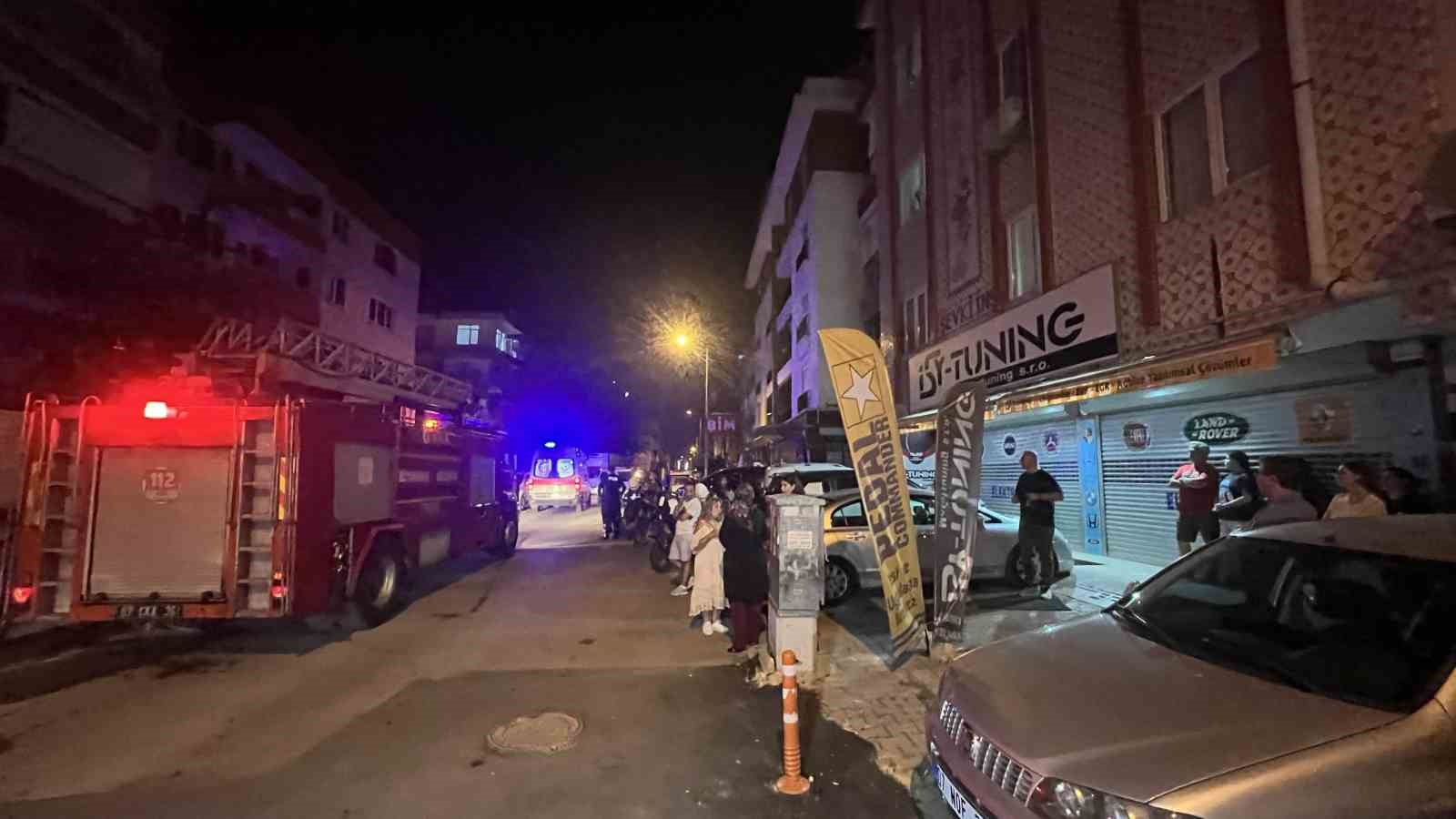 kentsel donusumdeki apartmanda cikan yangin mahalleliyi sokaga doktu 0 1MWlpWRL