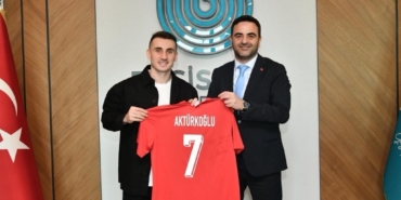 kerem-akturkoglundan-baskan-ozluye-forma-hediyesi-Fv4aHdI9.jpg