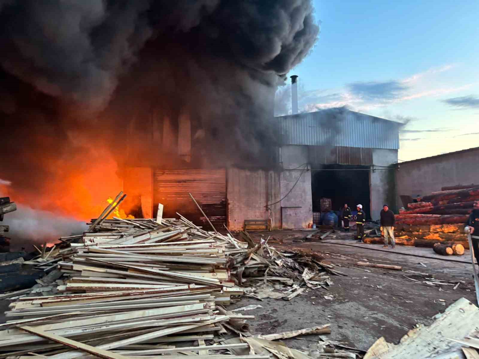 kereste fabrikasindaki yangin kontrol altina alindi 1 ZZnawgYZ