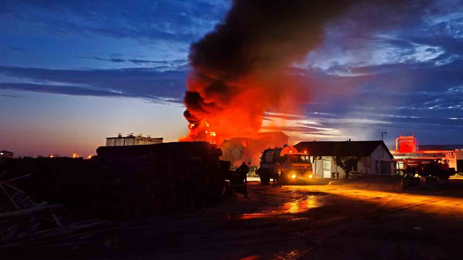 kereste fabrikasindaki yangin kontrol altina alindi 3 aIpnVjrl