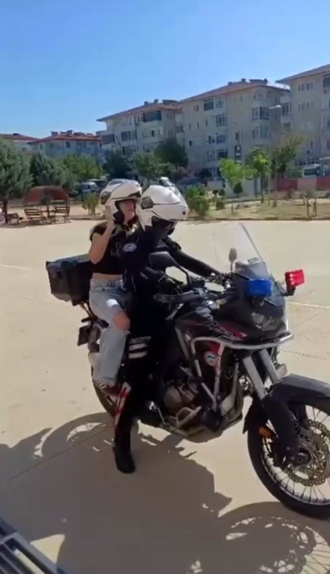 Keşan’da motosikletli polis timleri sınava geç kalan öğrencilerin imdadına yetişti 4 kesanda motosikletli polis timleri sinava gec kalan ogrencilerin imdadina yetisti 0 9JF3YZSe