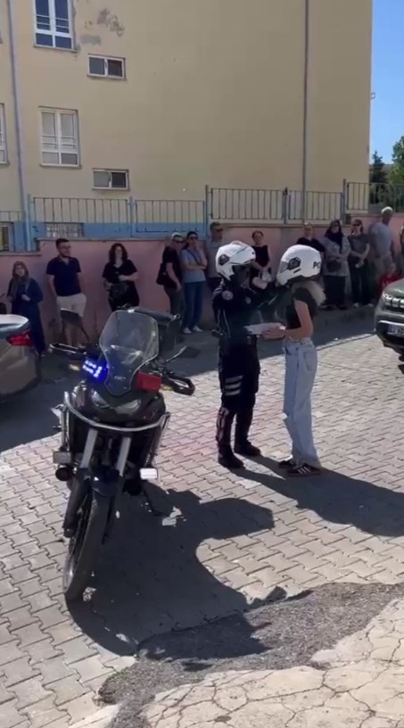 Keşan’da motosikletli polis timleri sınava geç kalan öğrencilerin imdadına yetişti 5 kesanda motosikletli polis timleri sinava gec kalan ogrencilerin imdadina yetisti 1 WTCUOdvq