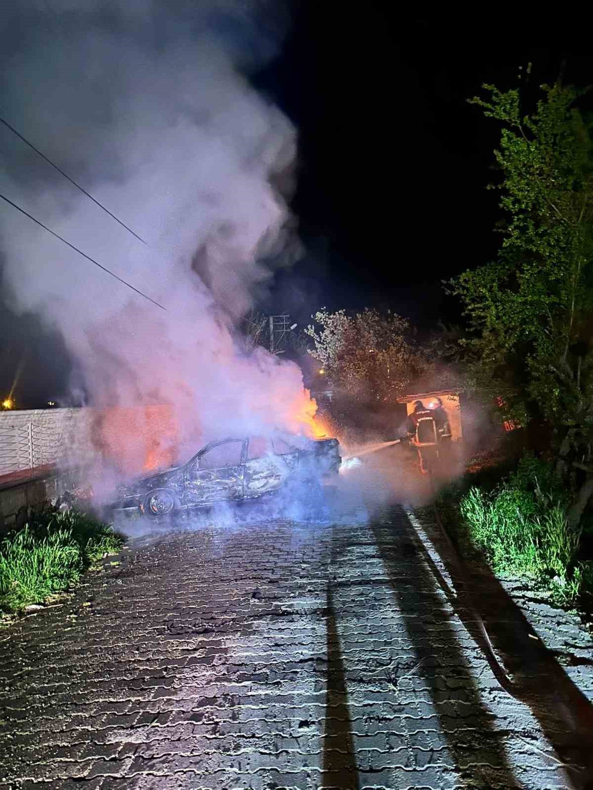 kesanda park halindeki otomobilde cikan yangin sonduruldu 1 4r8QPESB