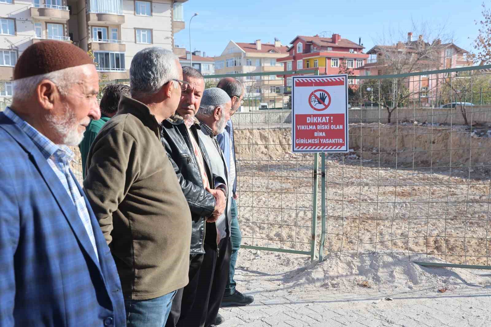 kesilen dogal gaz borusu patlamasi sonrasi yikilan apartmanin sakinleri yeni evlerine kavusacaklari gunu bekliyor TSzVVEuw