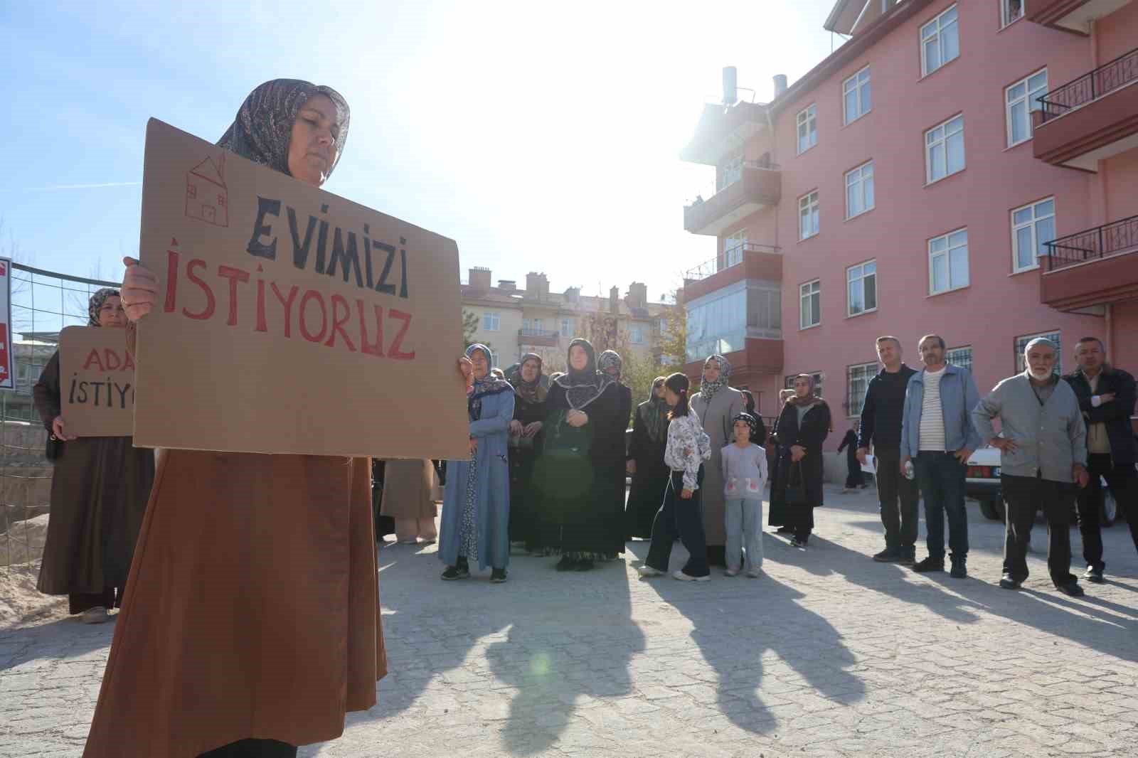 kesilen dogal gaz borusu patlamasi sonrasi yikilan apartmanin sakinleri yeni evlerine kavusacaklari gunu bekliyor cQ4HSLp9