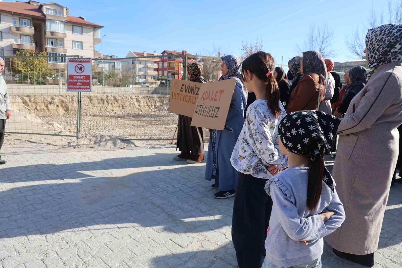 kesilen dogal gaz borusu patlamasi sonrasi yikilan apartmanin sakinleri yeni evlerine kavusacaklari gunu bekliyor esiN4eGl