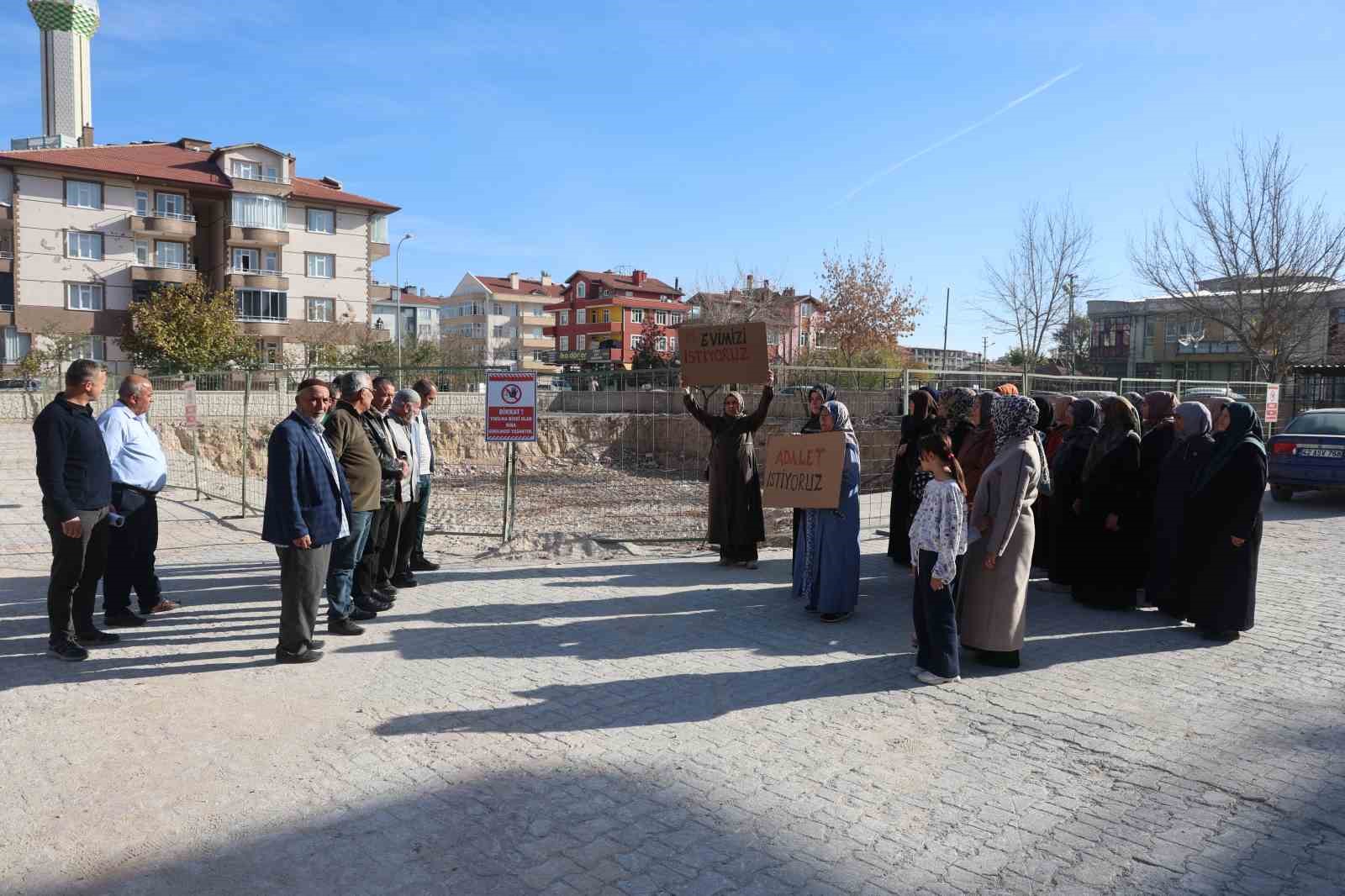 kesilen dogal gaz borusu patlamasi sonrasi yikilan apartmanin sakinleri yeni evlerine kavusacaklari gunu bekliyor kiuGniNt
