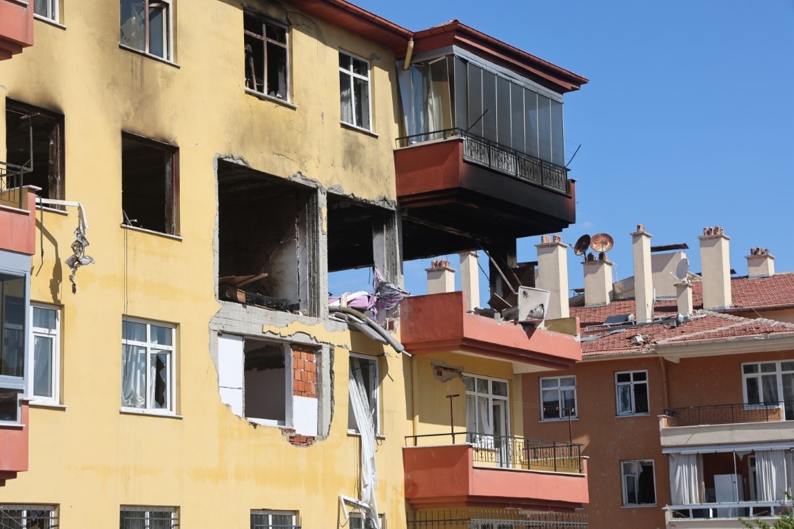 kesilen dogal gaz borusu patlamasi sonrasi yikilan apartmanin sakinleri yeni evlerine kavusacaklari gunu bekliyor qIE5qlSB