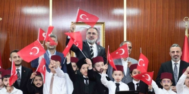 kestel-belediyesi-meclis-salonunda-miniklerden-tarihi-canlandirma-M18xkHuT.jpg