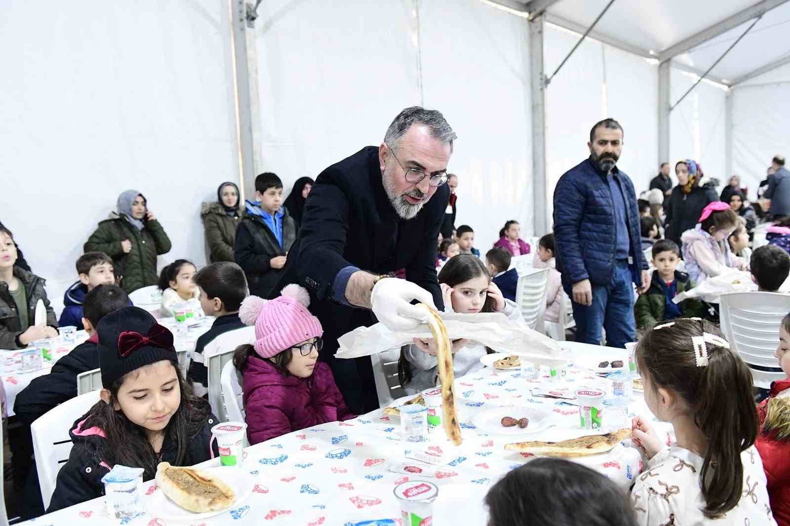 kestelli cocuklar tekne oruclarini birlikte acti 0 wiuE8aSa