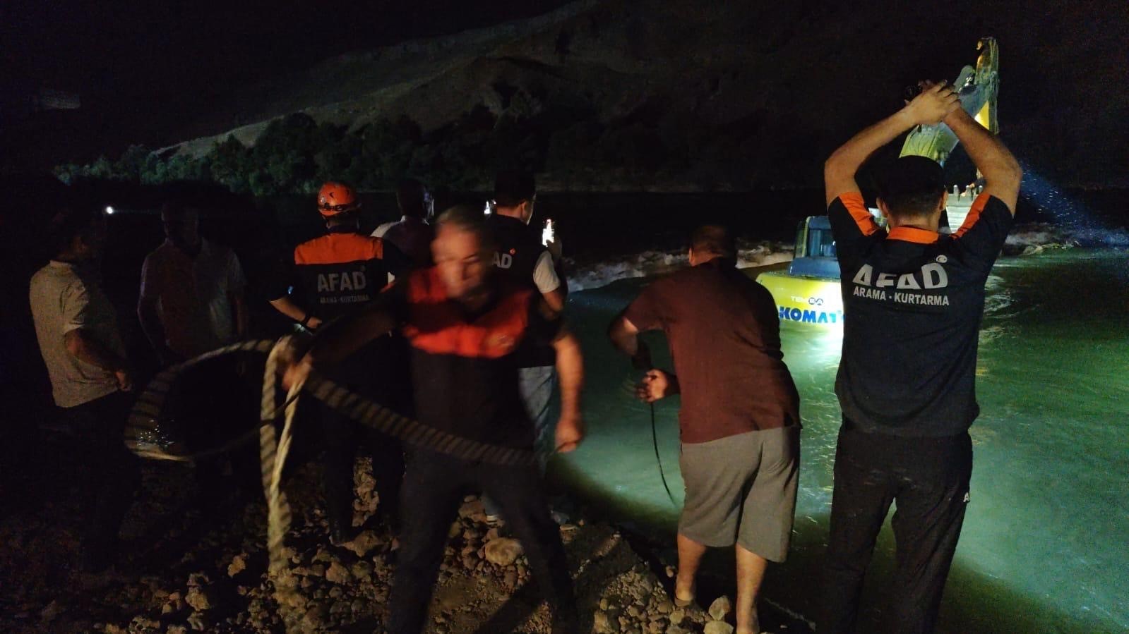 Kezer Çayı’nda mahsur kalan genç, kepçeyle kurtarıldı 4 kezer cayinda mahsur kalan genc kepceyle kurtarildi 0