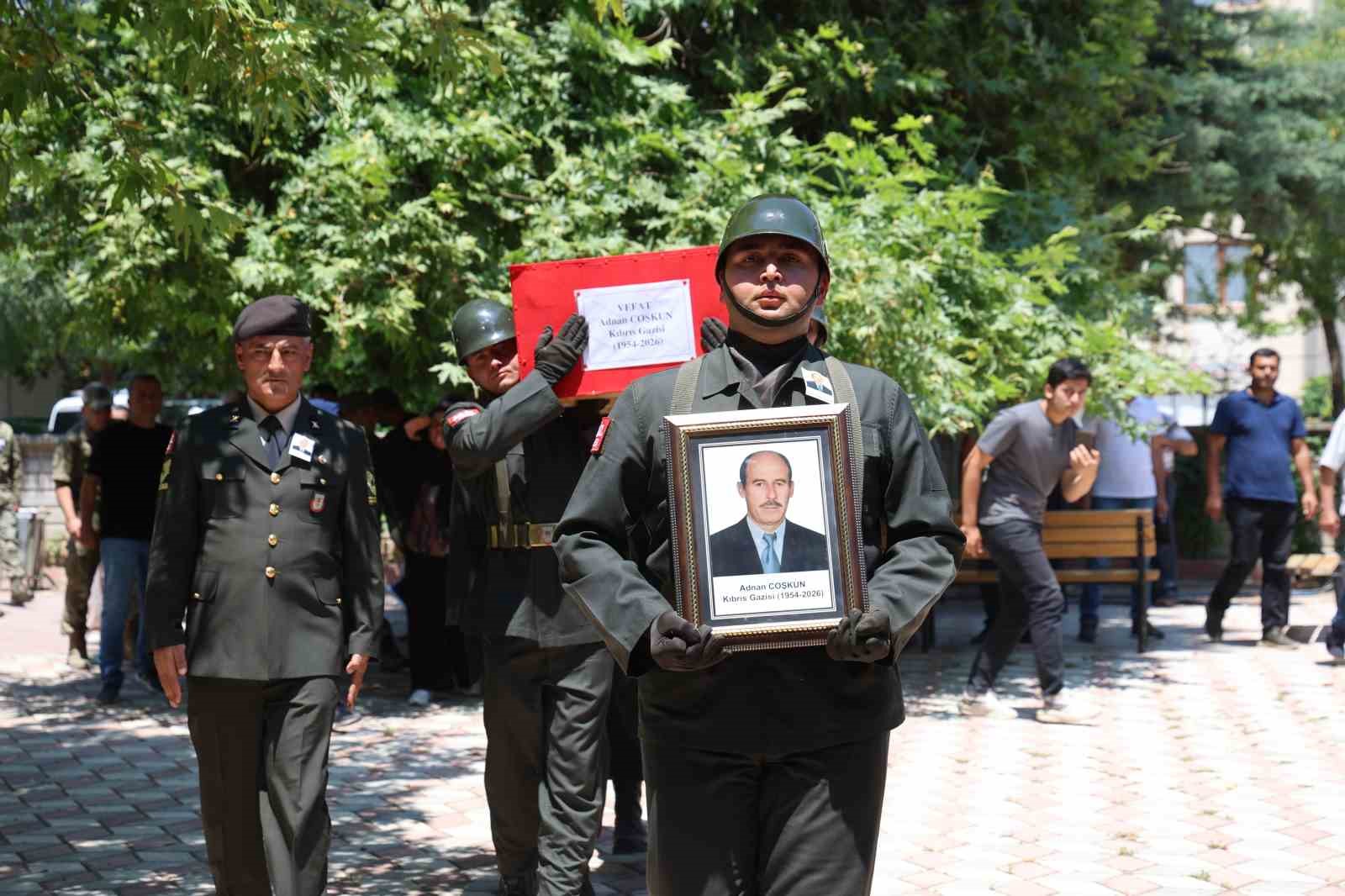 Kıbrıs Gazisi Adnan Coşkun son yolculuğuna uğurlandı 4 kibris gazisi adnan coskun son yolculuguna ugurlandi 0 rI59sKn4