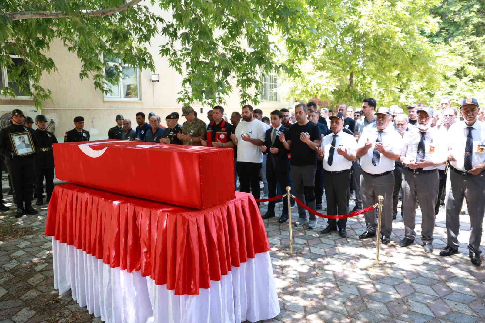 Kıbrıs Gazisi Adnan Coşkun son yolculuğuna uğurlandı 5 kibris gazisi adnan coskun son yolculuguna ugurlandi 1 sm9WbNL8