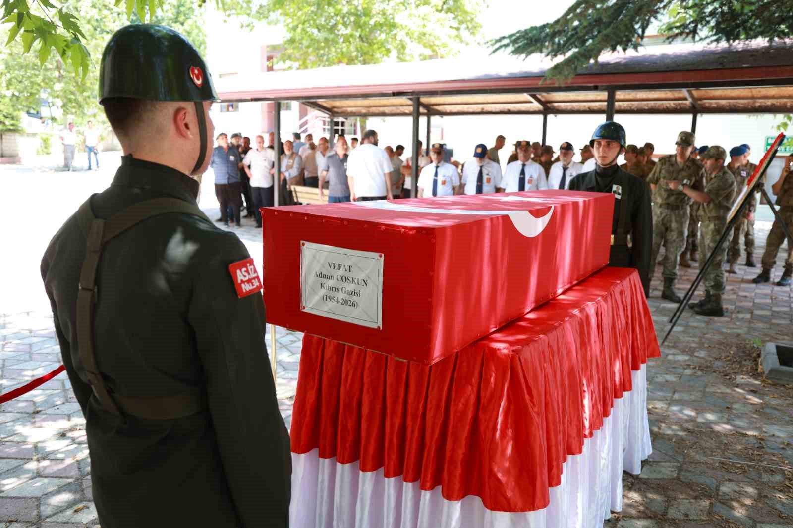 Kıbrıs Gazisi Adnan Coşkun son yolculuğuna uğurlandı 7 kibris gazisi adnan coskun son yolculuguna ugurlandi 3 KKqswGz4