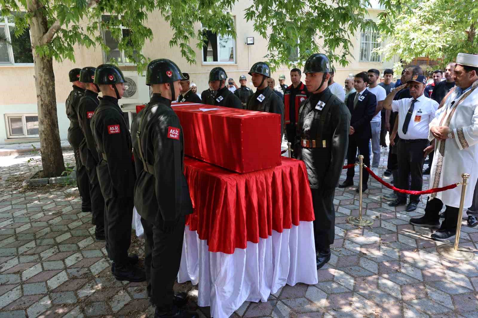 Kıbrıs Gazisi Adnan Coşkun son yolculuğuna uğurlandı 9 kibris gazisi adnan coskun son yolculuguna ugurlandi 5 DdUZJGDI