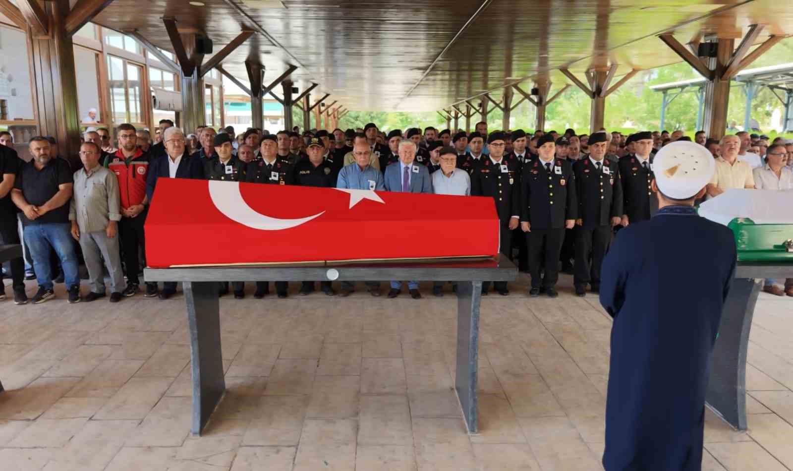 Kıbrıs Gazisi askeri törenle son yolculuğuna uğurlandı 5 kibris gazisi askeri torenle son yolculuguna ugurlandi 1 1Gr5A2JD