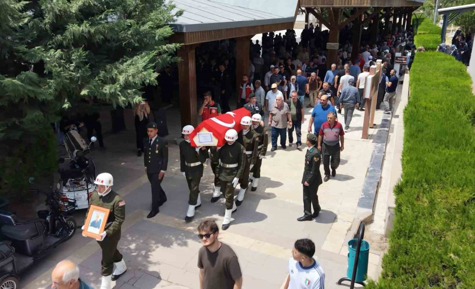 Kıbrıs Gazisi askeri törenle son yolculuğuna uğurlandı 6 kibris gazisi askeri torenle son yolculuguna ugurlandi 2 5spApNLh