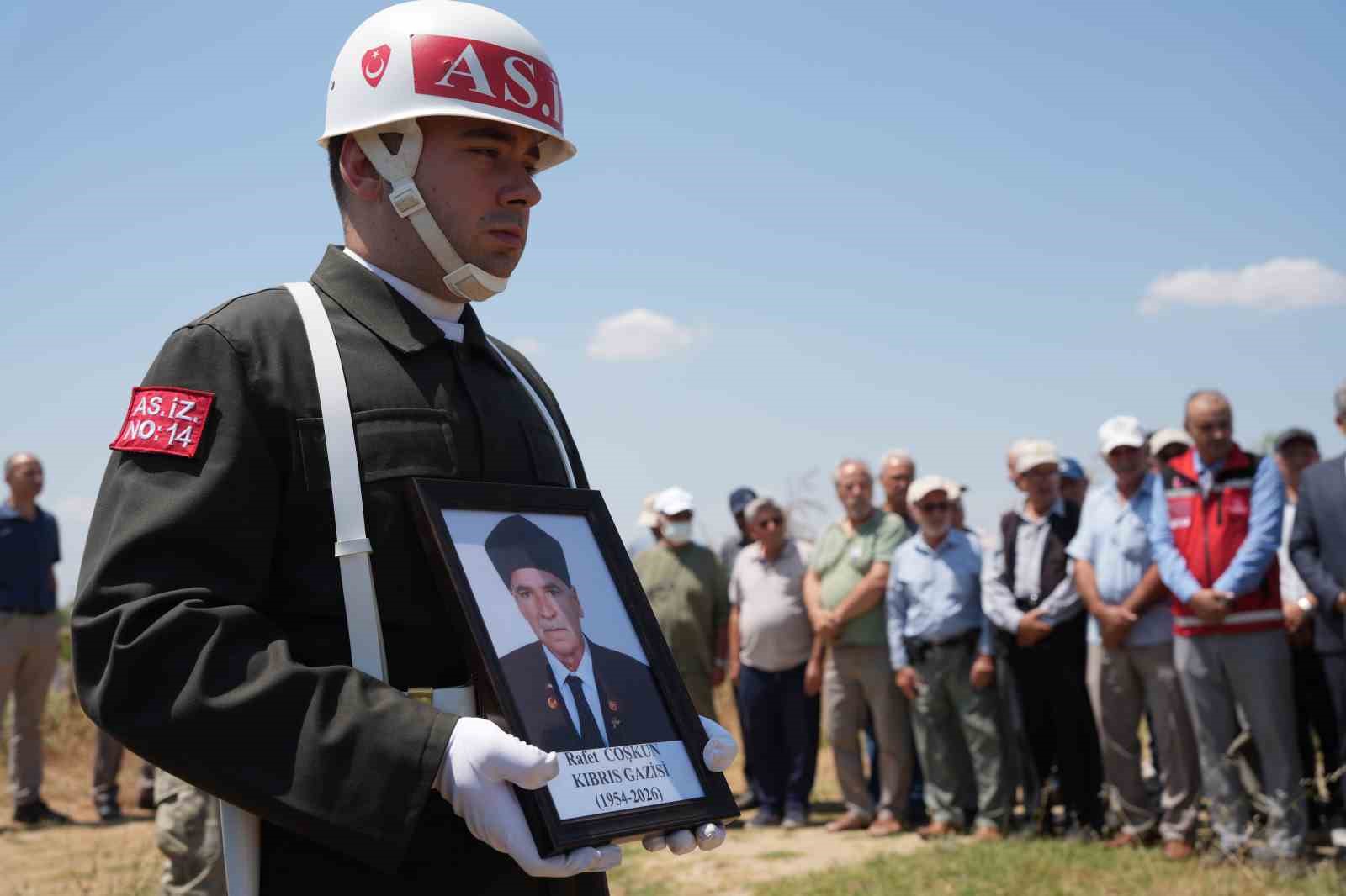 Kıbrıs gazisi son yolculuğuna uğurlandı 5 kibris gazisi son yolculuguna ugurlandi 1 eIjQgGcH