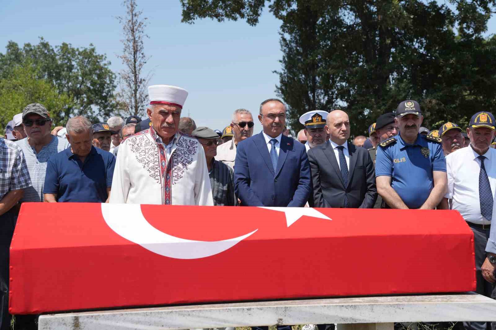 Kıbrıs gazisi son yolculuğuna uğurlandı 6 kibris gazisi son yolculuguna ugurlandi 2 ESEVA8mr