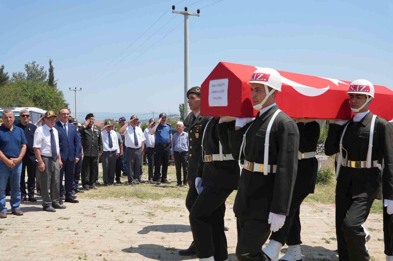 Kıbrıs gazisi son yolculuğuna uğurlandı 7 kibris gazisi son yolculuguna ugurlandi 3 qUs28H8V