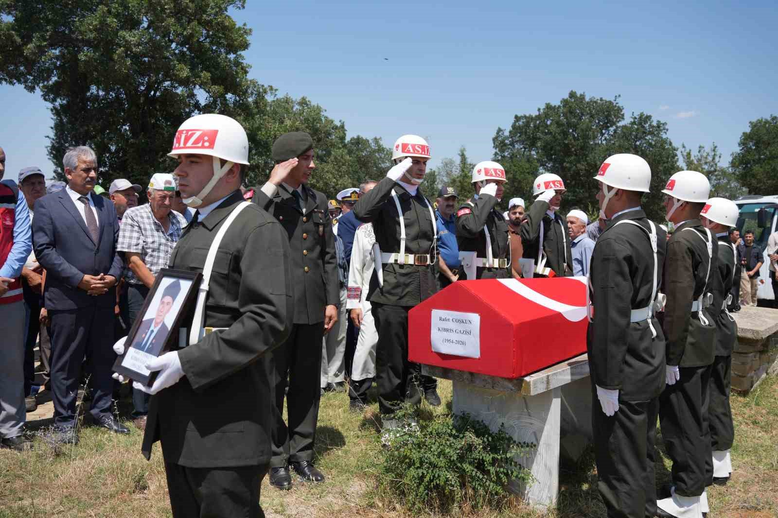 Kıbrıs gazisi son yolculuğuna uğurlandı 9 kibris gazisi son yolculuguna ugurlandi 5 V4HgDGWC