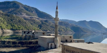 kibrisa-icme-suyu-saglayan-baraj-doldu-insan-silueti-ortaya-cikti-reqApGak.jpg