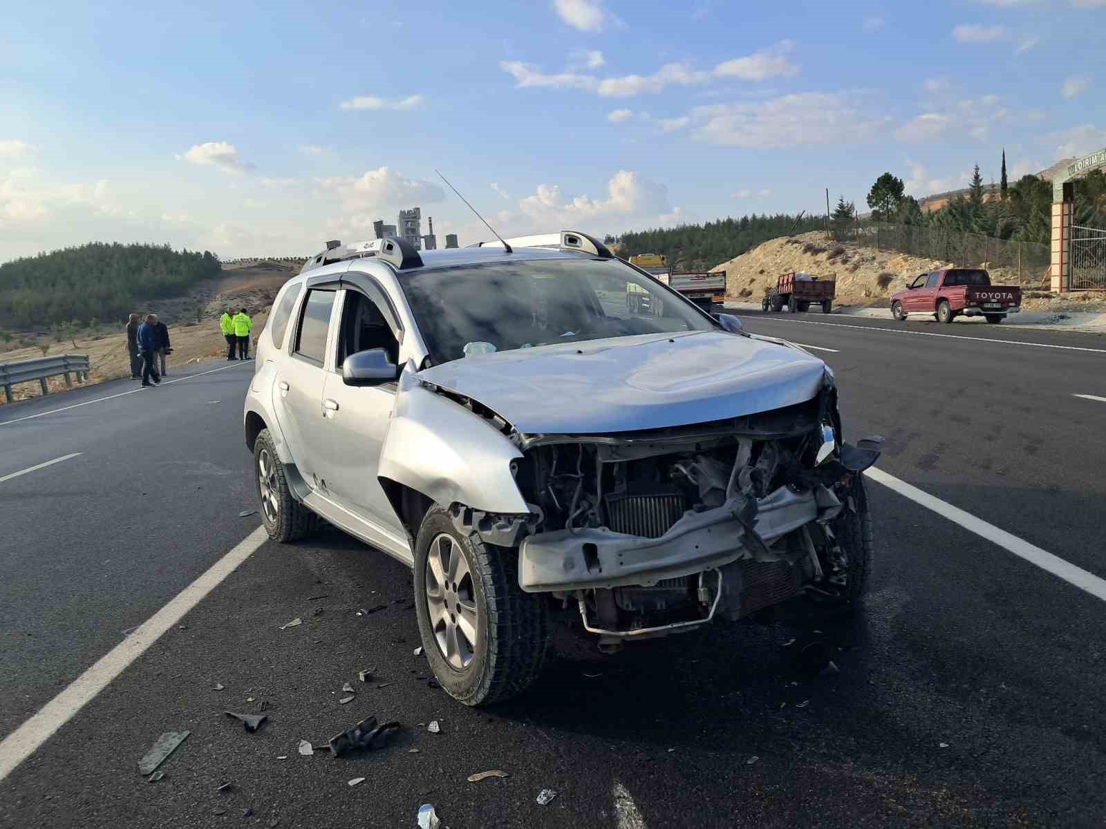 kilis hatay karayolunda panelvanla cip carpisti 3 yarali 1 ANANLbpA