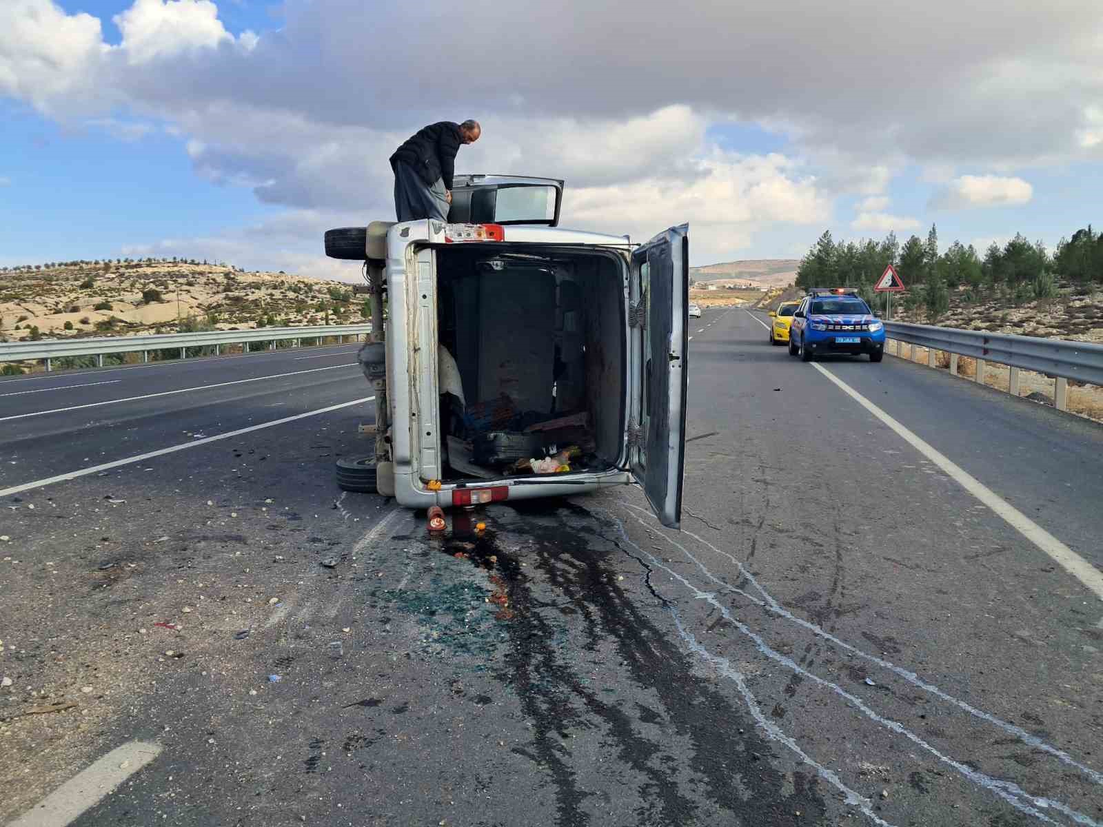 kilis hatay karayolunda panelvanla cip carpisti 3 yarali 3