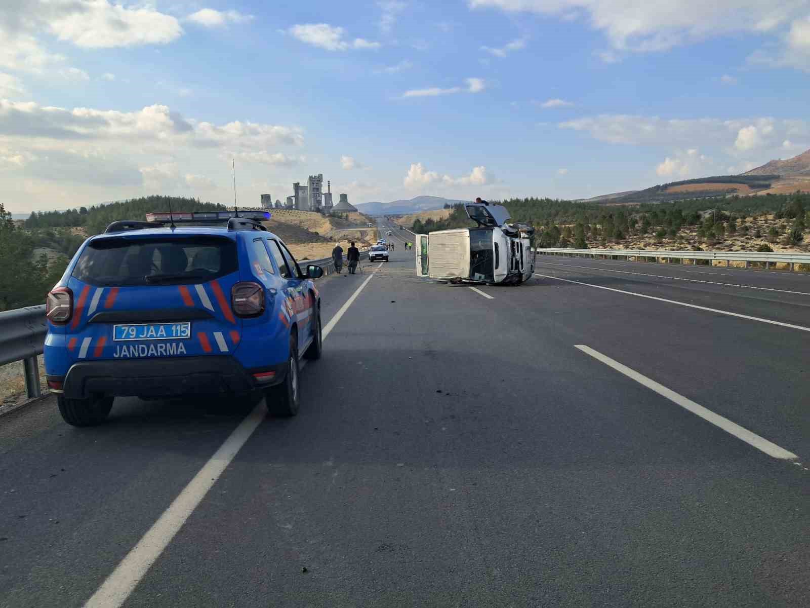 kilis hatay karayolunda panelvanla cip carpisti 3 yarali 4 fGntf1tv