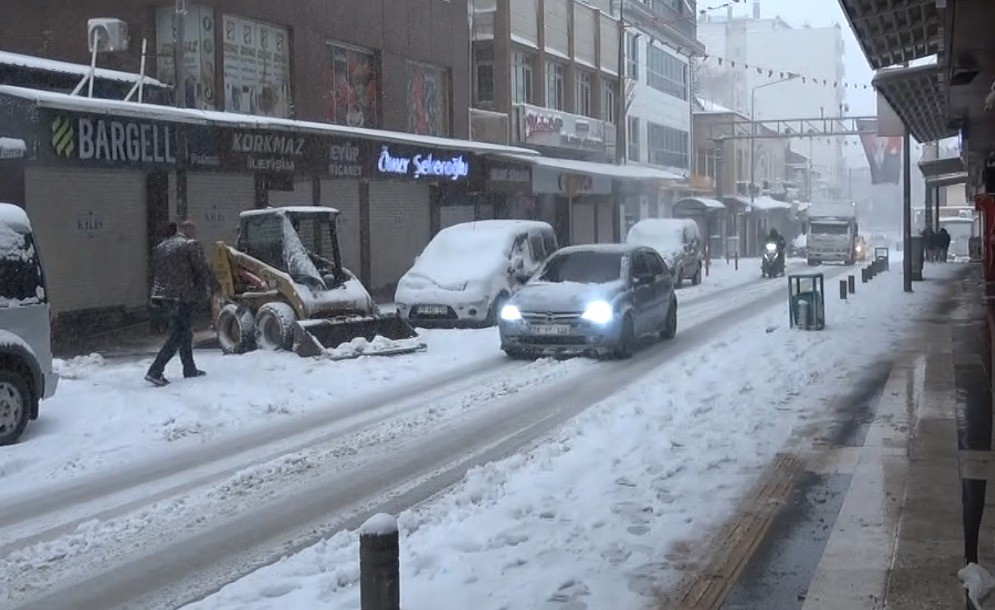 kilis kar yagisiyla beyaza burundu 5