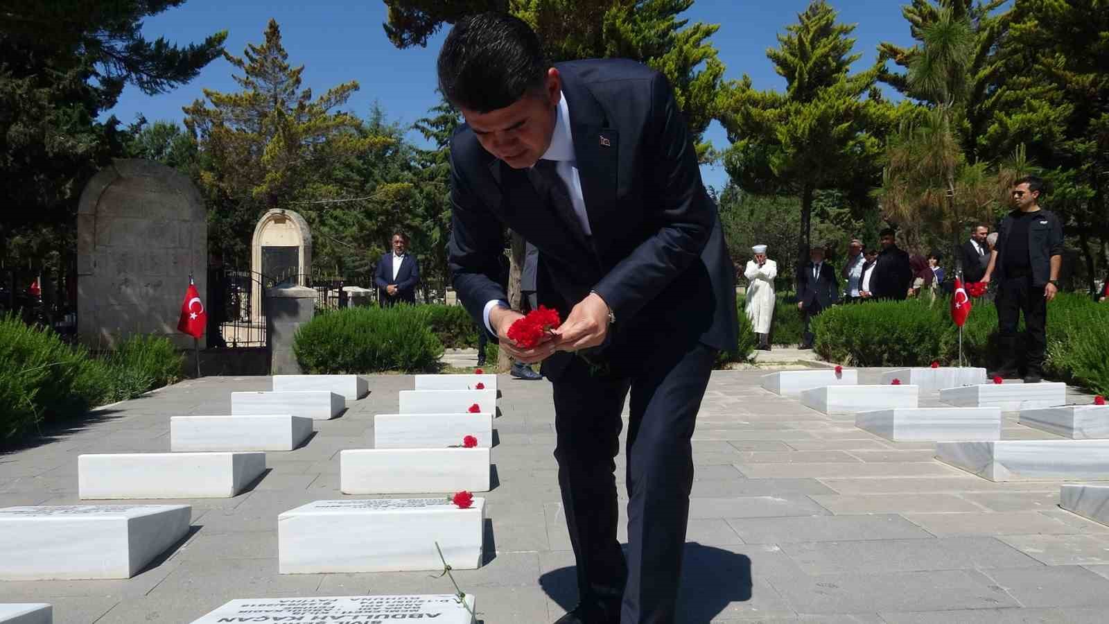 kilis valisi kalayli bayram arefesinde sehitleri unutmadi 0 hCwT1Vgu