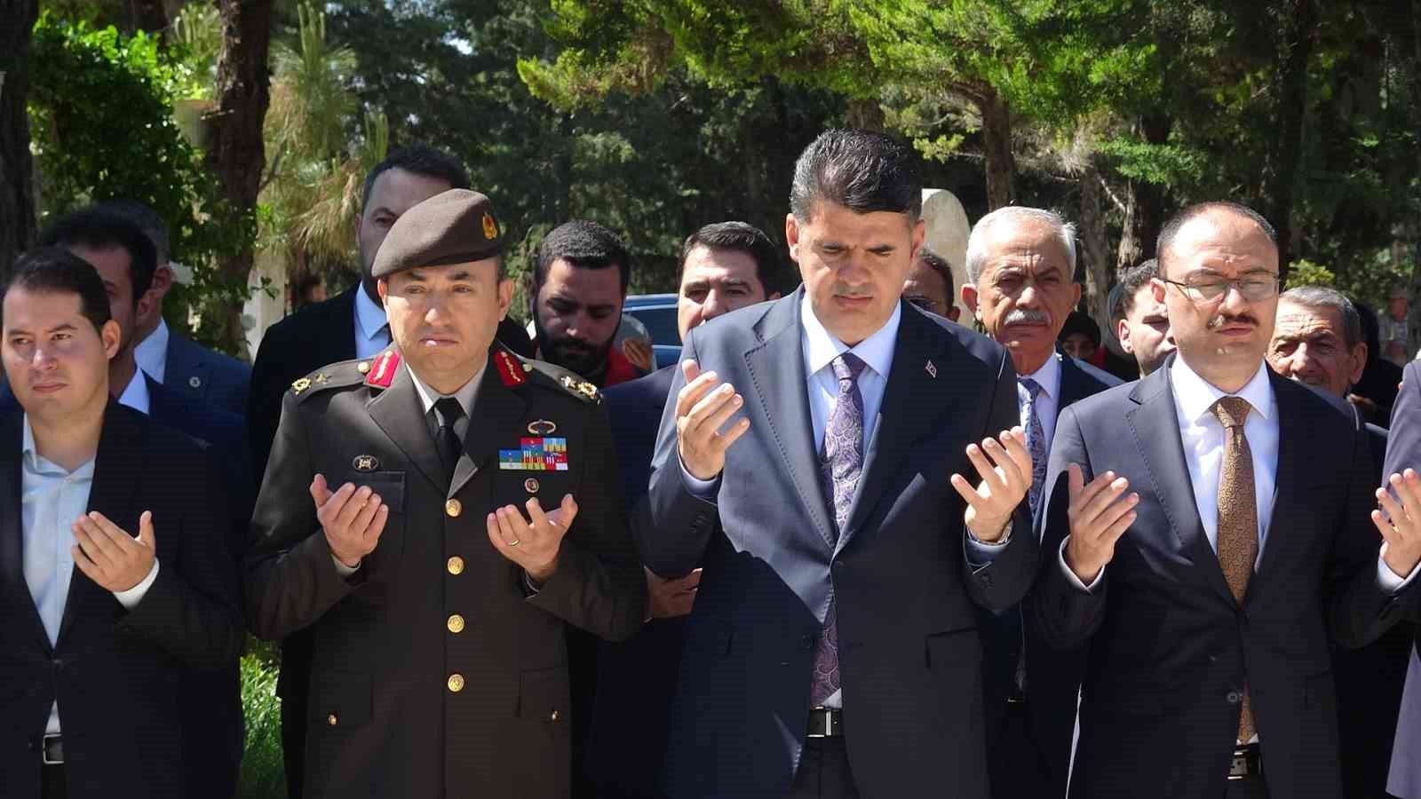 kilis valisi kalayli bayram arefesinde sehitleri unutmadi 1 vvewOsEW