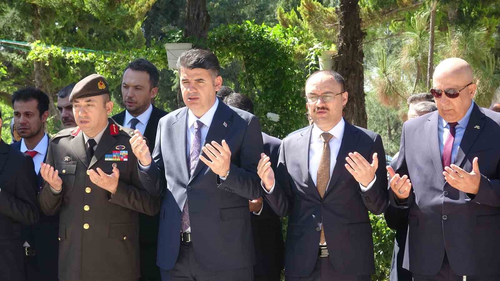 kilis valisi kalayli bayram arefesinde sehitleri unutmadi 2 Msf45e25