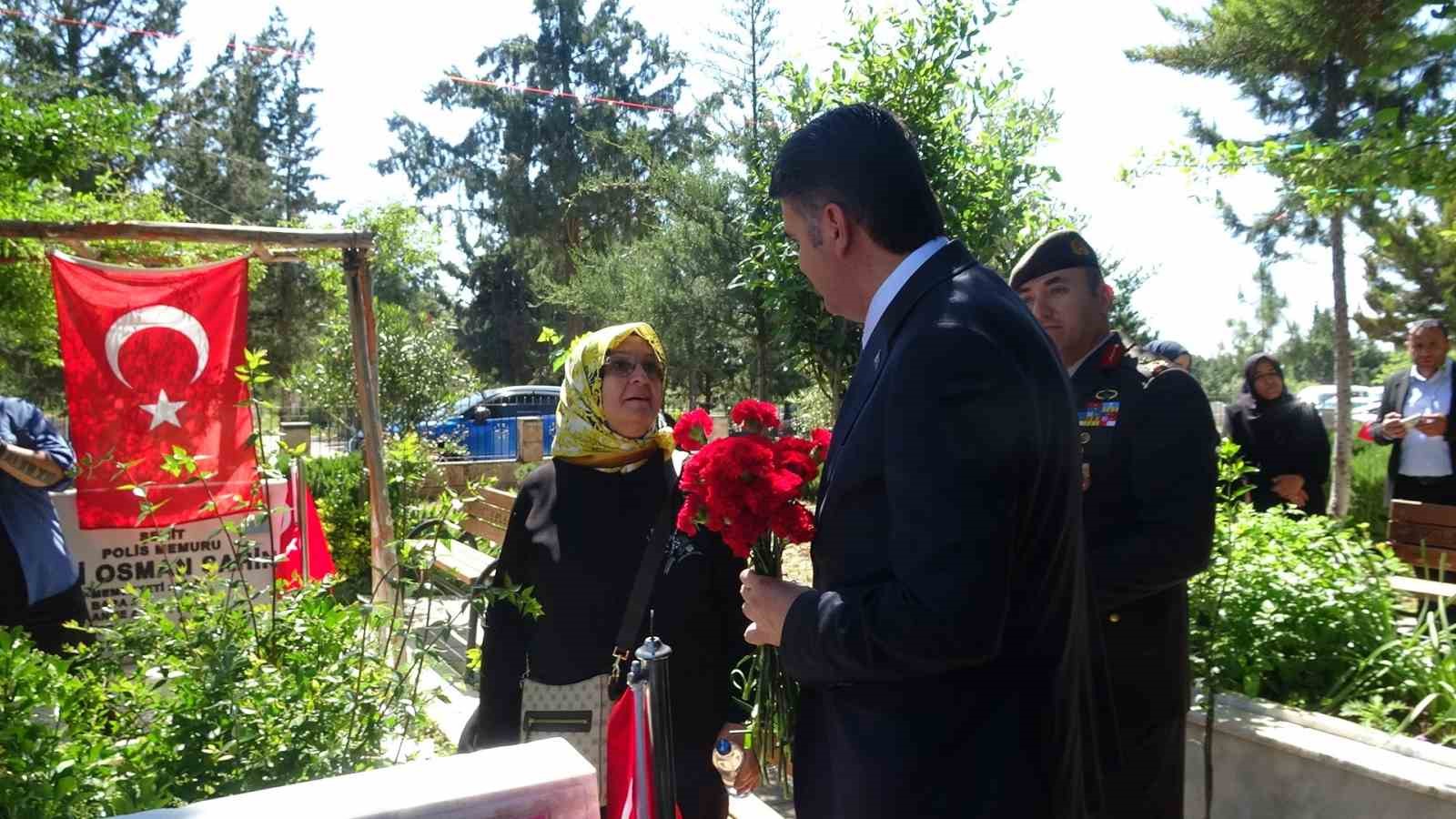 kilis valisi kalayli bayram arefesinde sehitleri unutmadi 3 ShhQjud9