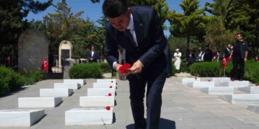 kilis-valisi-kalayli-bayram-arefesinde-sehitleri-unutmadi-PdtMXZ8Q.jpg