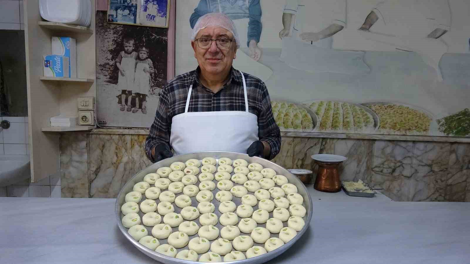 kilise ozgu kurabiyeler kandillerde dagitiliyor 3