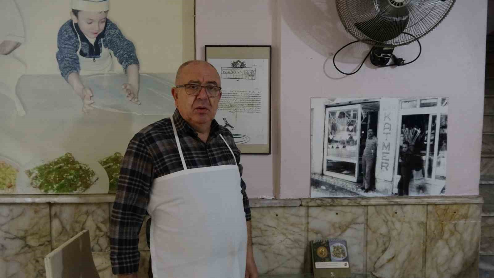 kilise ozgu kurabiyeler kandillerde dagitiliyor 4 suWlNqEY