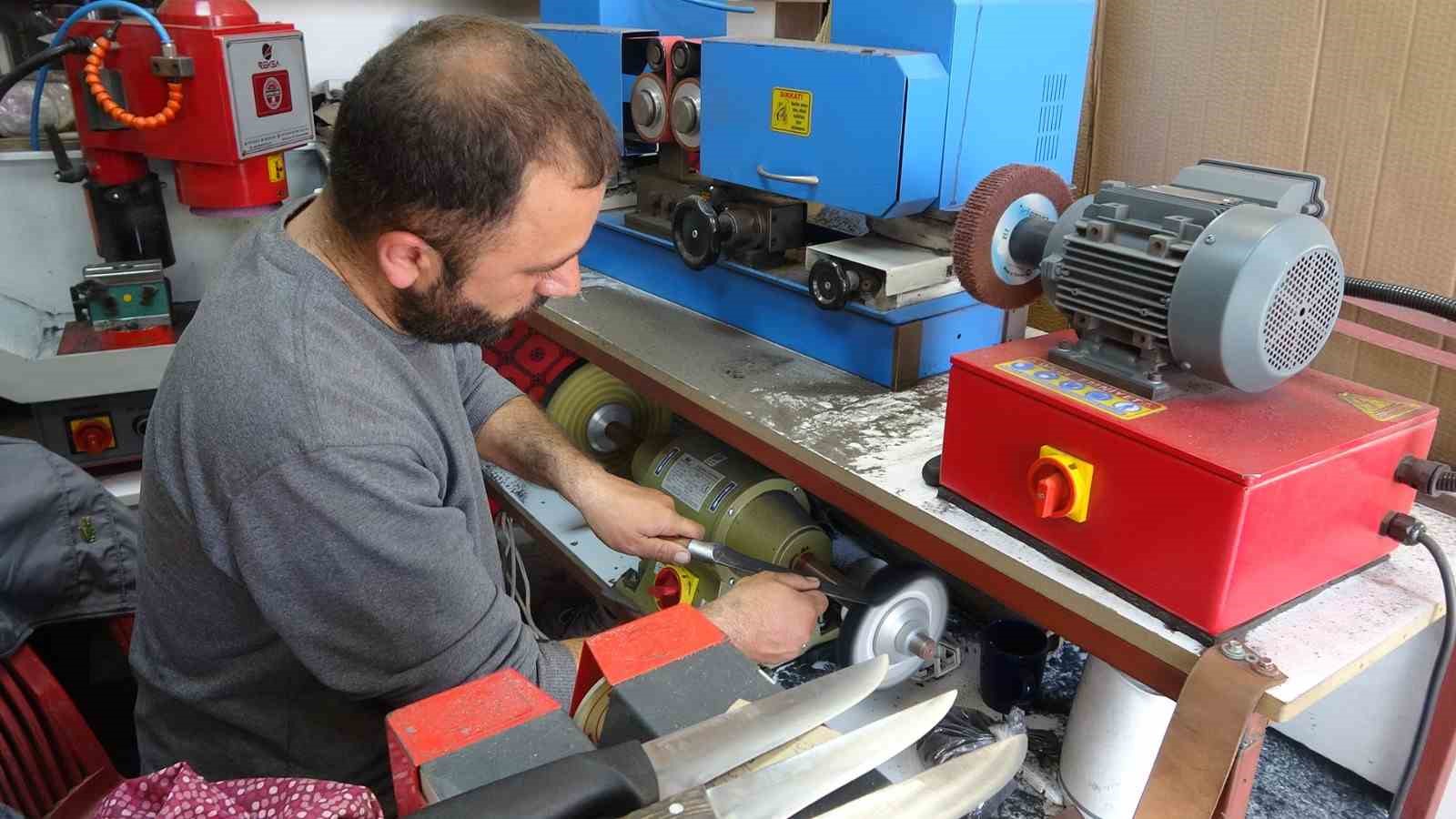 Kilis’te bayram öncesi bıçak bileme mesaisi başladı 7 kiliste bayram oncesi bicak bileme mesaisi basladi 3 ITRH5NSc